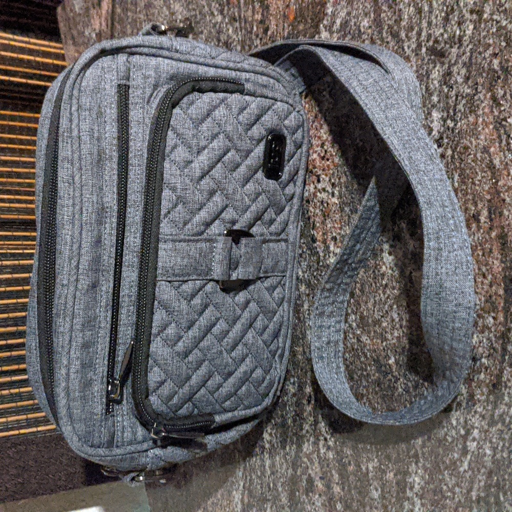 lug Carousel gray crossbody bag with quilted pattern